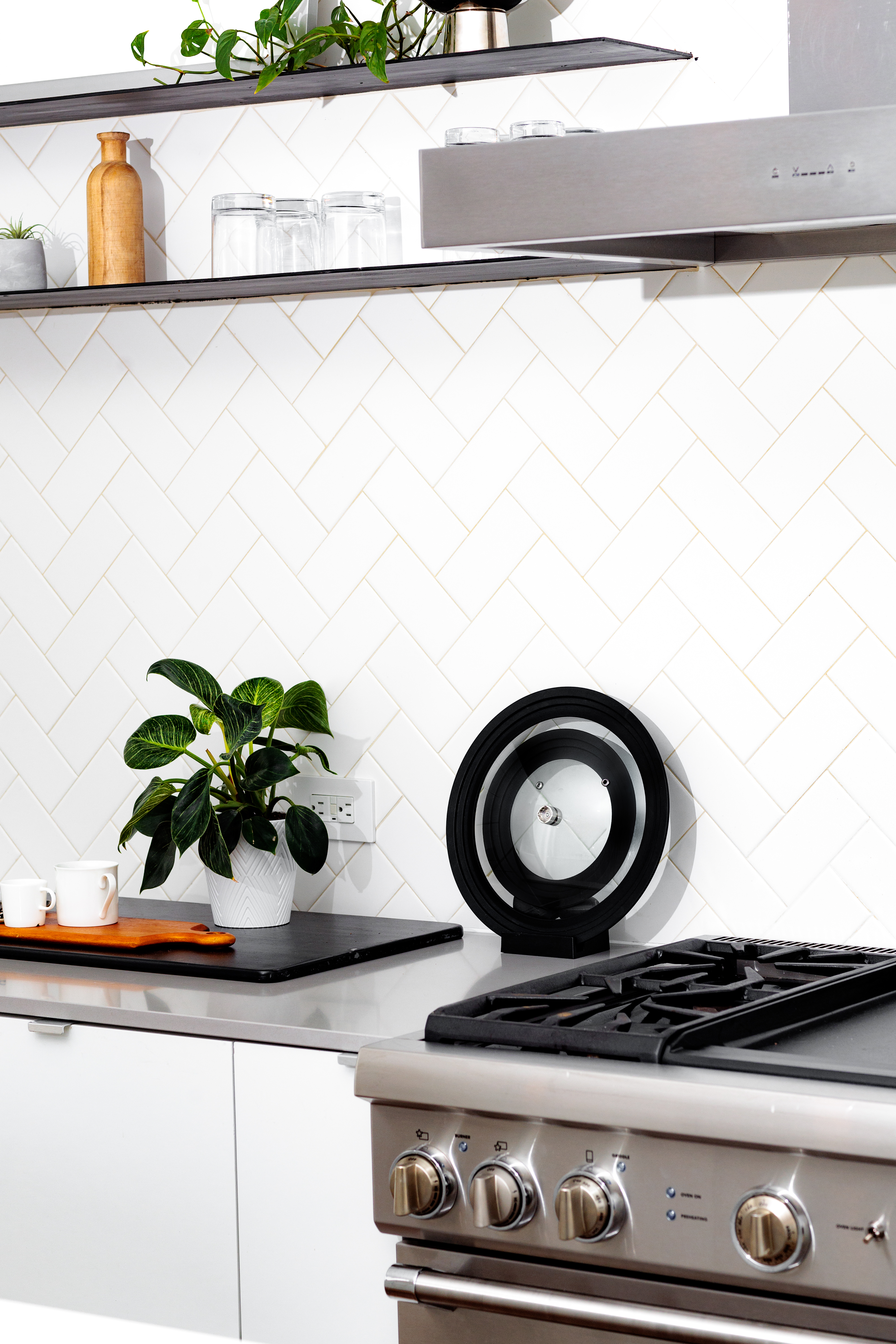 Lids in base station showing proper positioning and potential leaning issues